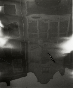 108586 Afbeelding van het water in de Oudegracht te Utrecht, ter hoogte van de Gaardbrug, met de weerspiegeling van de ...